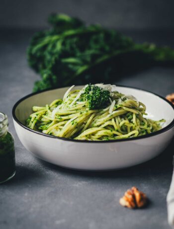 Grünkohl-Pesto mit Pasta, Walnüssen und Parmesan in einer Schale serviert