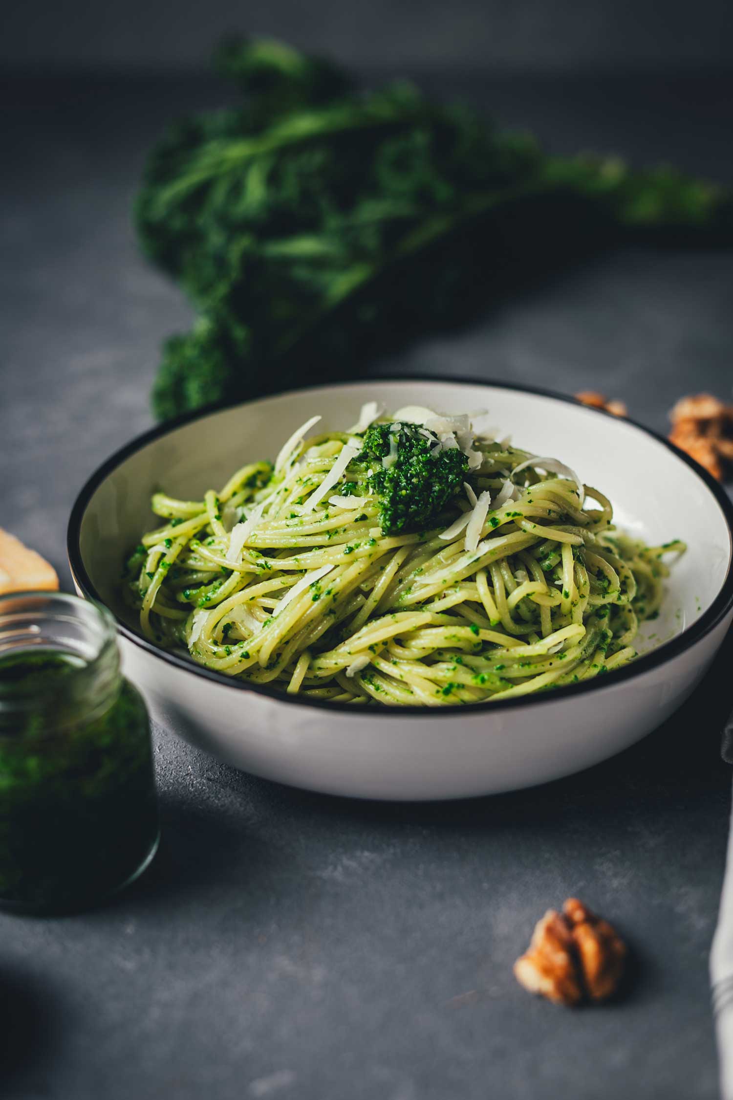 Spaghetti mit Grünkohl-Pesto und Parmesan, nah fotografiert
