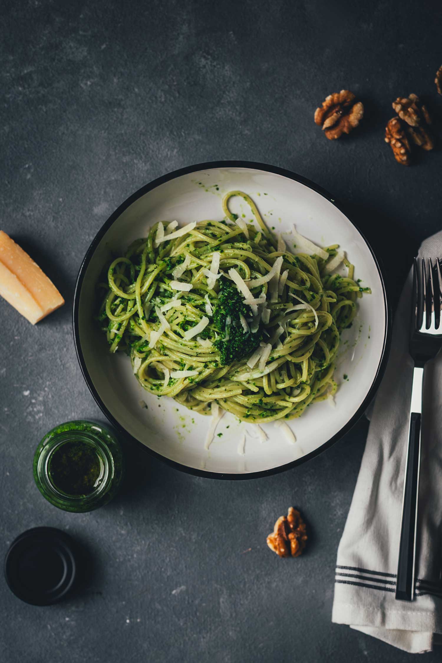 Pasta mit Grünkohl-Pesto und Parmesan von oben fotografiert