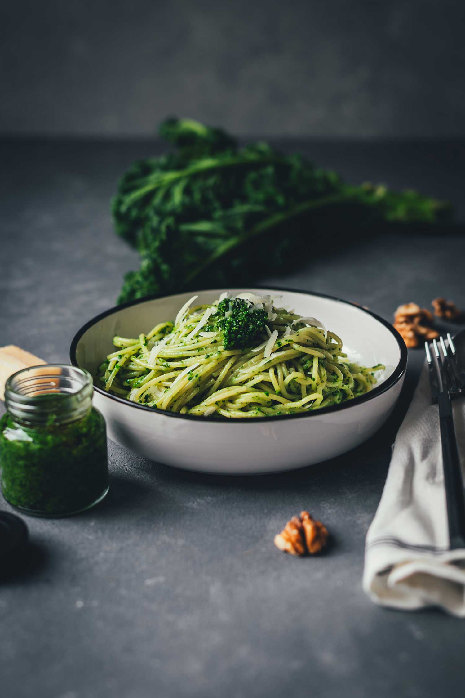 Grünkohl-Pesto mit Pasta in einer Schale angerichtet