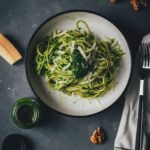 Grünkohl-Pesto mit Pasta und Parmesan von oben fotografiert