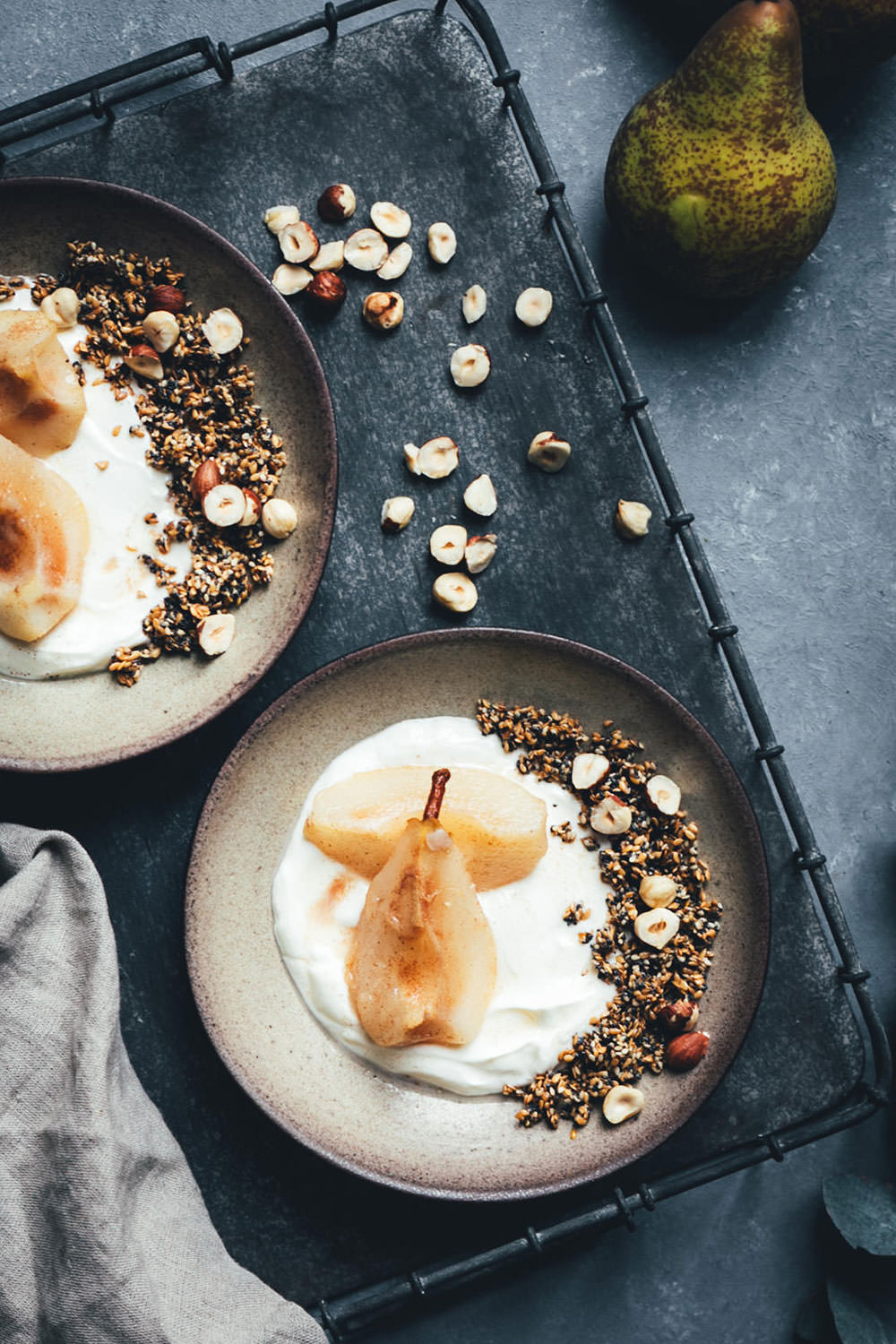 Rezept für Knusper-Granola aus Mohn, Sesam und Leinsamen – serviert mit in Honig pochierter Birne und cremigem Joghurt | Frühstücksrezept von moeyskitchen.com #granola #knuspergranola #knuspermüsli #müsli #frühstück #frühstücksrezept #frühstücksbowl #birnen #joghurt #winterfrühstück #rezepte #foodblogger