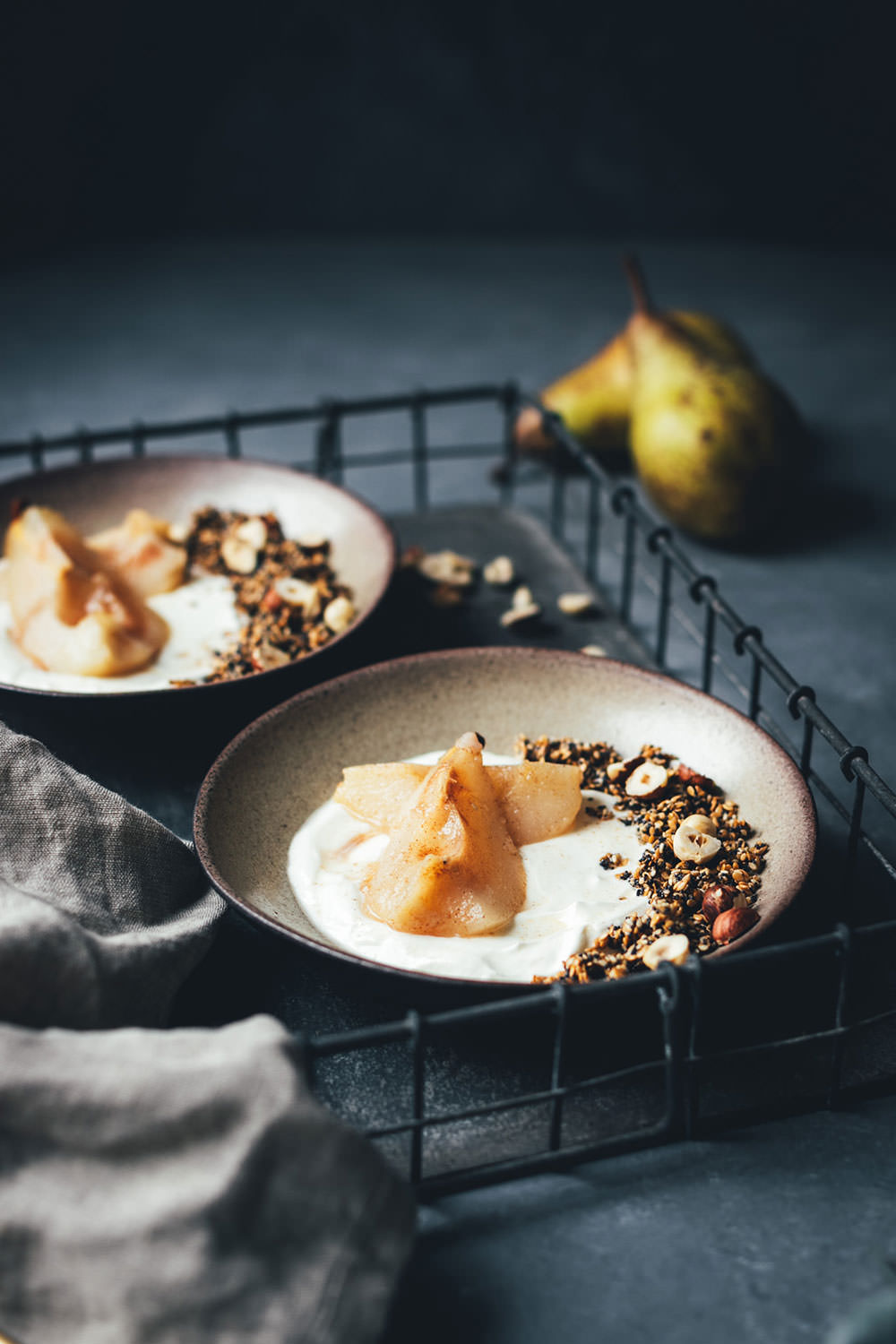 Rezept für Knusper-Granola aus Mohn, Sesam und Leinsamen – serviert mit in Honig pochierter Birne und cremigem Joghurt | Frühstücksrezept von moeyskitchen.com #granola #knuspergranola #knuspermüsli #müsli #frühstück #frühstücksrezept #frühstücksbowl #birnen #joghurt #winterfrühstück #rezepte #foodblogger