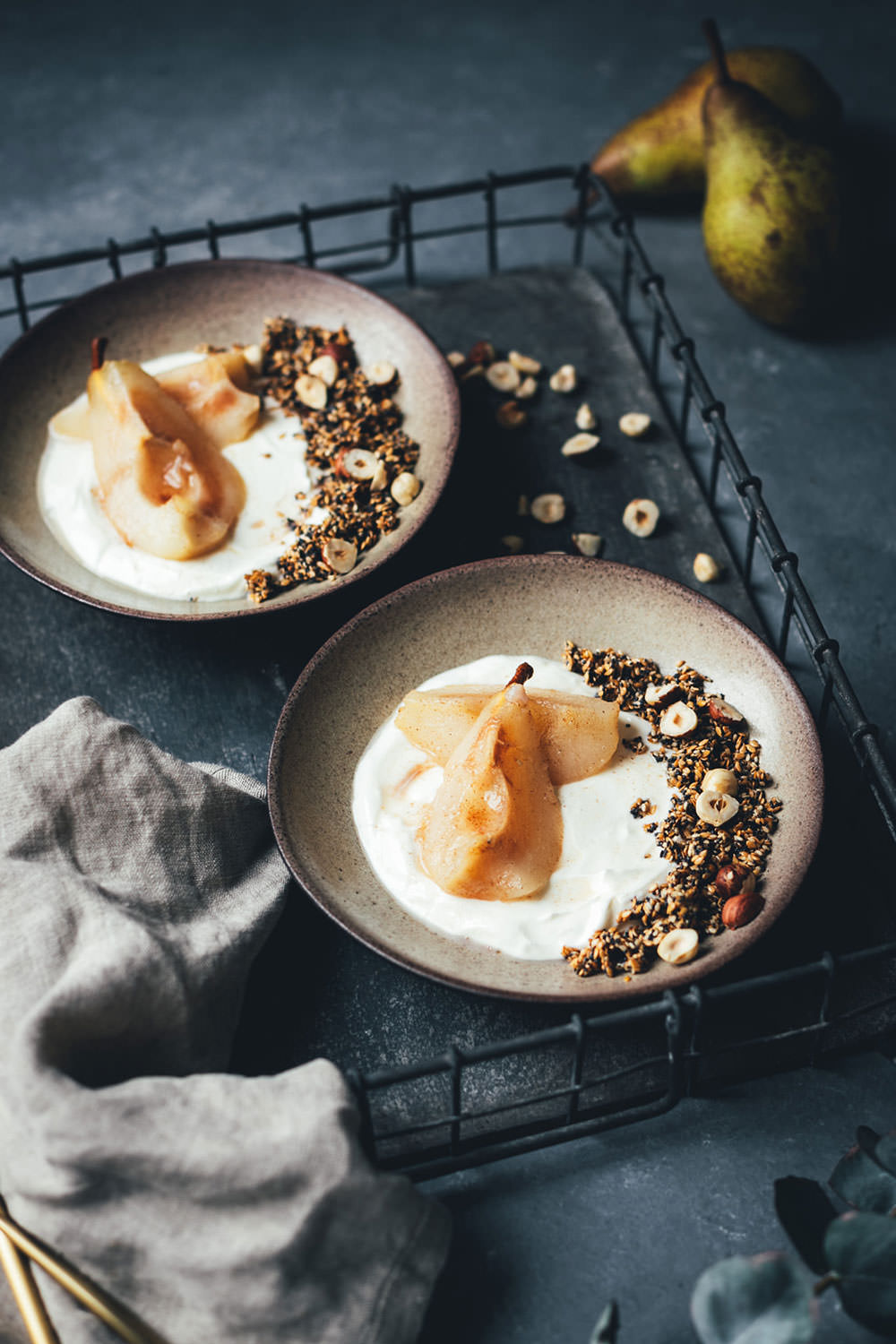Rezept für Knusper-Granola aus Mohn, Sesam und Leinsamen – serviert mit in Honig pochierter Birne und cremigem Joghurt | Frühstücksrezept von moeyskitchen.com #granola #knuspergranola #knuspermüsli #müsli #frühstück #frühstücksrezept #frühstücksbowl #birnen #joghurt #winterfrühstück #rezepte #foodblogger