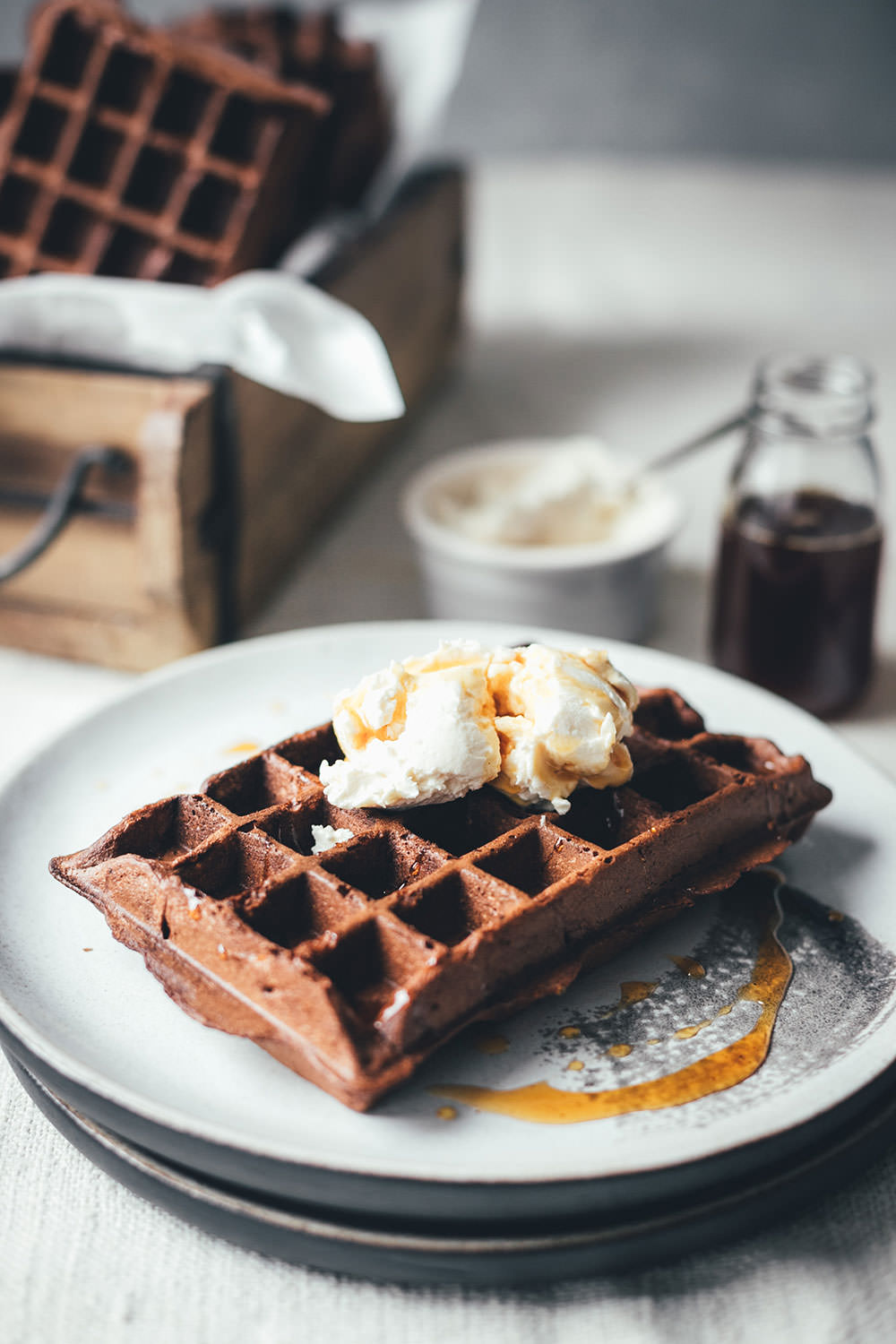 Rezept für schokoladige Chai Latte Waffeln mit Mascarpone und Chai-Honig-Sirup | moeyskitchen.com #waffeln #chai #chailatte #tchaiofthetiger #chaitee #chailattewaffeln #chaisirup #rezepte #foodblogger