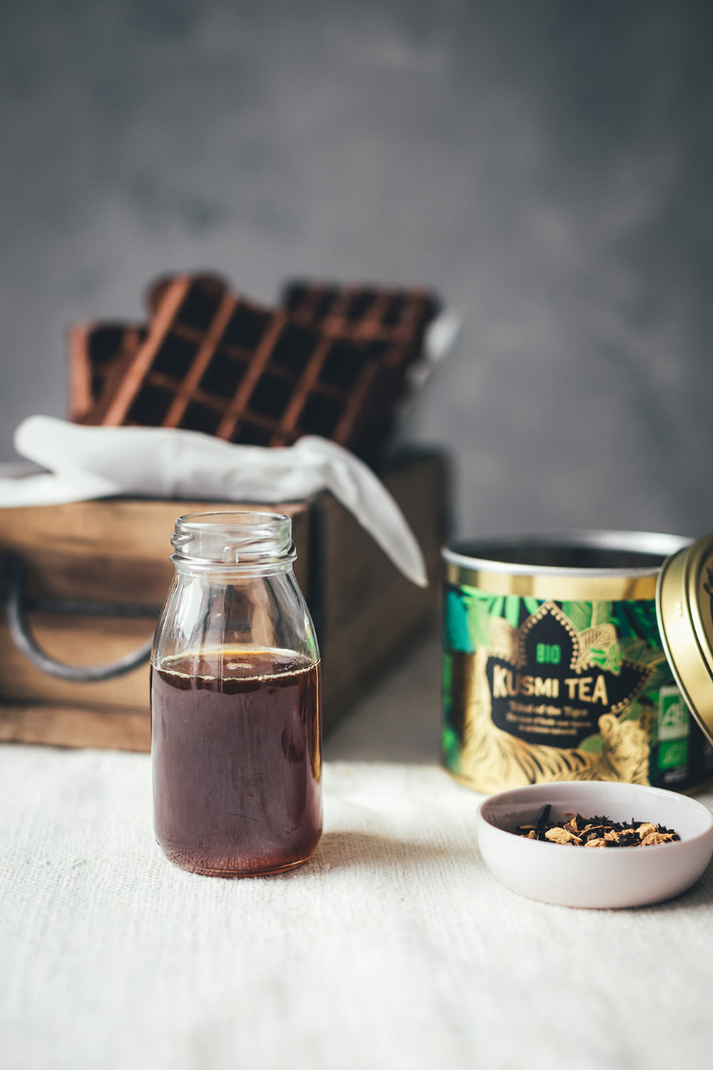 Rezept für schokoladige Chai Latte Waffeln mit Mascarpone und Chai-Honig-Sirup | moeyskitchen.com #waffeln #chai #chailatte #tchaiofthetiger #chaitee #chailattewaffeln #chaisirup #rezepte #foodblogger