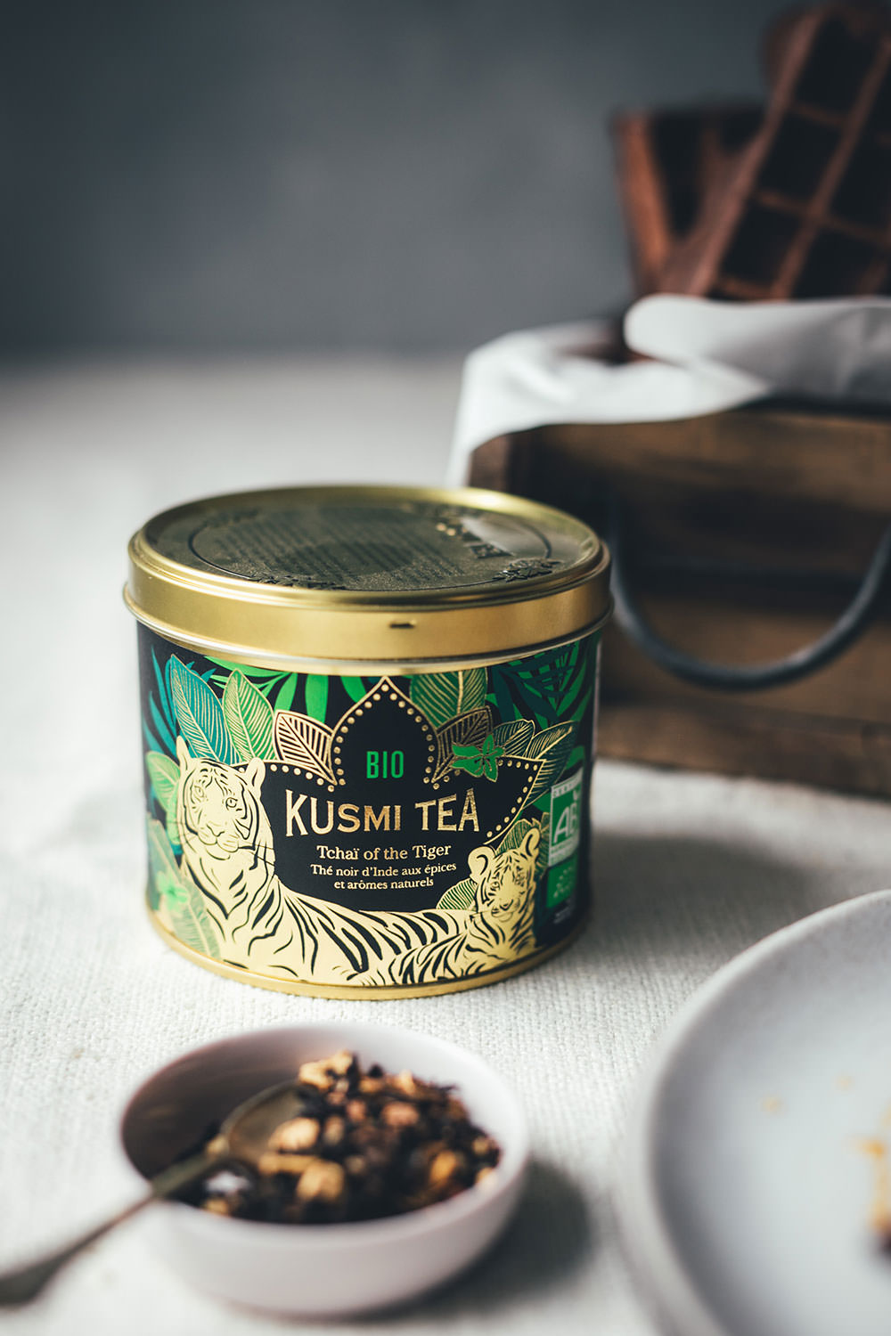 Rezept für schokoladige Chai Latte Waffeln mit Mascarpone und Chai-Honig-Sirup | moeyskitchen.com #waffeln #chai #chailatte #tchaiofthetiger #chaitee #chailattewaffeln #chaisirup #rezepte #foodblogger