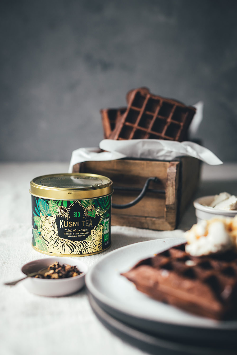 Rezept für schokoladige Chai Latte Waffeln mit Mascarpone und Chai-Honig-Sirup | moeyskitchen.com #waffeln #chai #chailatte #tchaiofthetiger #chaitee #chailattewaffeln #chaisirup #rezepte #foodblogger