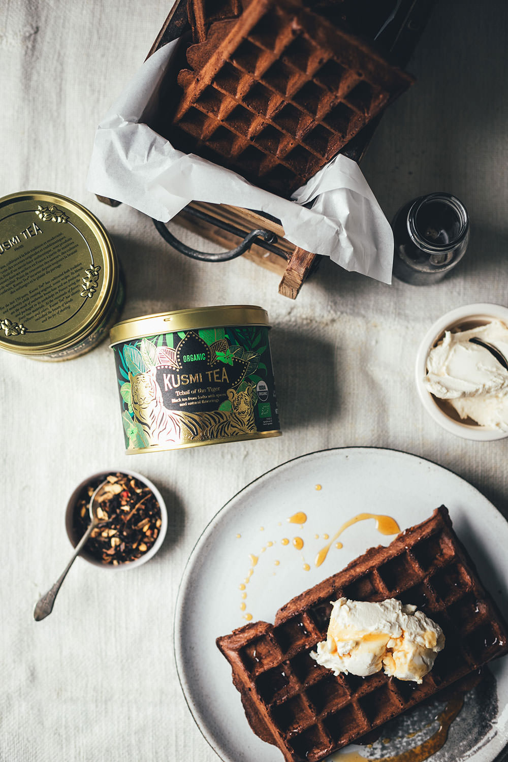 Rezept für schokoladige Chai Latte Waffeln mit Mascarpone und Chai-Honig-Sirup | moeyskitchen.com #waffeln #chai #chailatte #tchaiofthetiger #chaitee #chailattewaffeln #chaisirup #rezepte #foodblogger