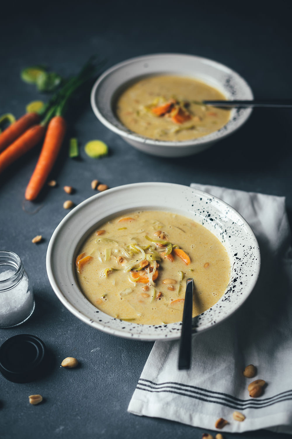 Rezept für würzige Erdnuss-Suppe mit Currypaste, Gemüse und Kokosmilch | wärmend und wohltuend in den kalten Monaten | moeyskitchen.com #suppe #soup #erdnusssuppe #curry #currypaste #rezept #vegetarisch #foodblogger