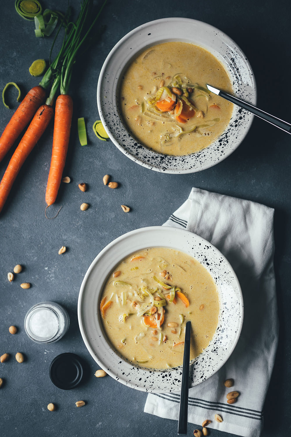 Rezept für würzige Erdnuss-Suppe mit Currypaste, Gemüse und Kokosmilch | wärmend und wohltuend in den kalten Monaten | moeyskitchen.com #suppe #soup #erdnusssuppe #curry #currypaste #rezept #vegetarisch #foodblogger