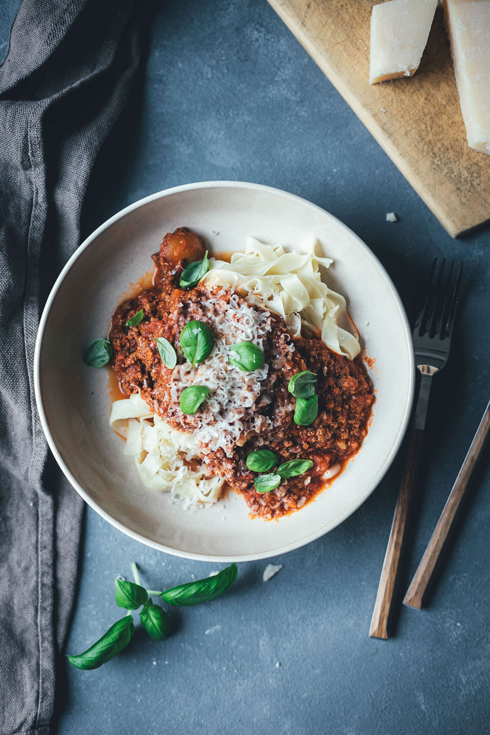 Rezept für Ragù alla bolognese – Sauce Bolognese nach Marcella Hazan | klassisches Sugo-Rezept für Bolognese – mit trockenem Weißwein und Vollmilch | moeyskitchen.com #bolognese #raguallabolognese #bolognesesauce #saucebolognese #marcellahazan #dieechtebolognese #bolo #rezepte #foodblogger #italienischkochen #italienischeküche