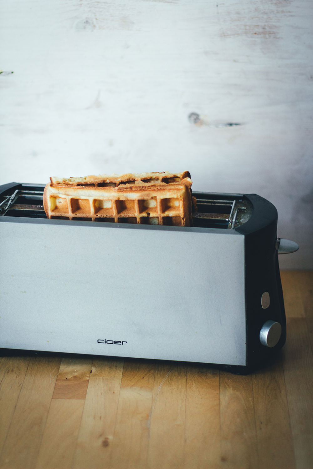 Rezept für dicke, knusprige Waffeln | belgische Waffeln, frisch gebacken und eingefroren zum Aufbacken im Toaster | moeyskitchen.com #waffeln #grundrezeptwaffeln #waffelnbacken #belgischewaffeln #brüsselerwaffeln #rezepte #foodblogger
