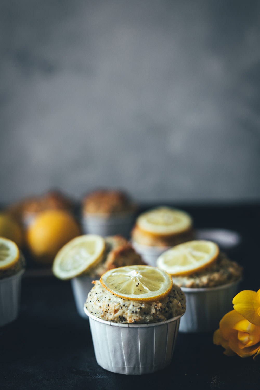 Rezept für Zitronen-Mohn-Muffins | klassische Muffins, schnell und einfach zubereitet und besonders saftig dank Zitronensirup | moeyskitchen.com #muffins #zitronenmohnmuffins #muffinsbacken #zitronenmuffins #zitronensirup #foodblogger #rezepte