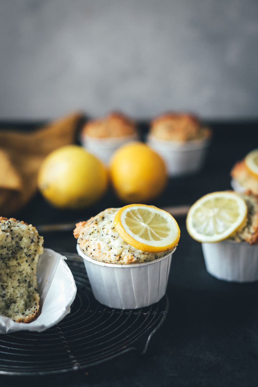 Rezept für Zitronen-Mohn-Muffins | klassische Muffins, schnell und einfach zubereitet und besonders saftig dank Zitronensirup | moeyskitchen.com #muffins #zitronenmohnmuffins #muffinsbacken #zitronenmuffins #zitronensirup #foodblogger #rezepte