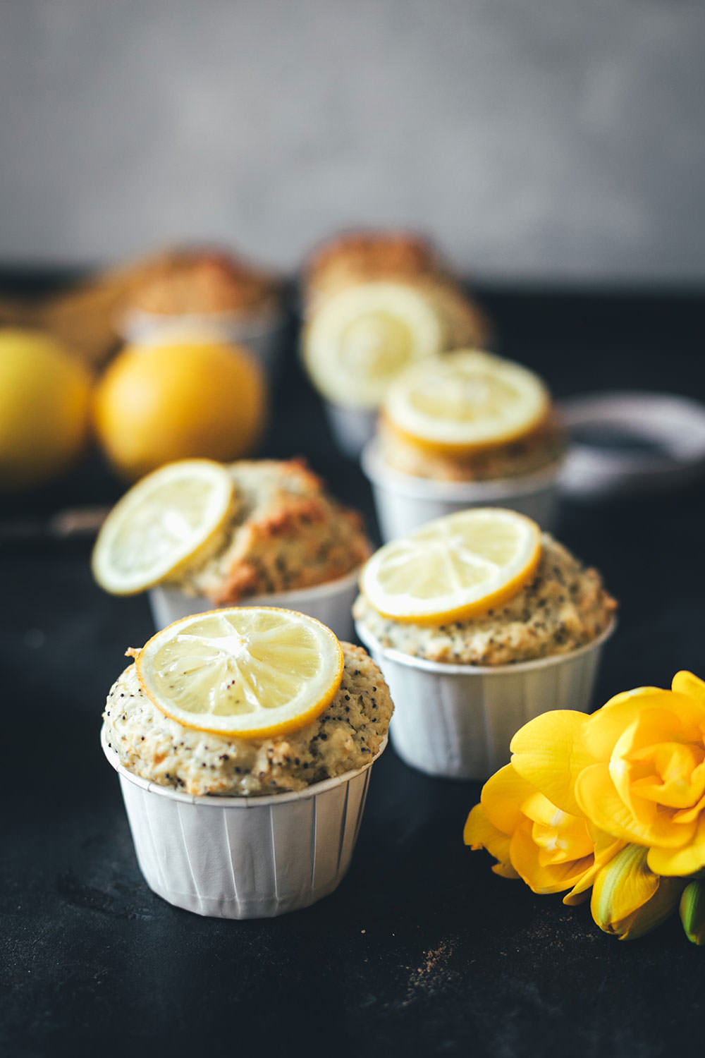 Rezept für Zitronen-Mohn-Muffins | klassische Muffins, schnell und einfach zubereitet und besonders saftig dank Zitronensirup | moeyskitchen.com #muffins #zitronenmohnmuffins #muffinsbacken #zitronenmuffins #zitronensirup #foodblogger #rezepte