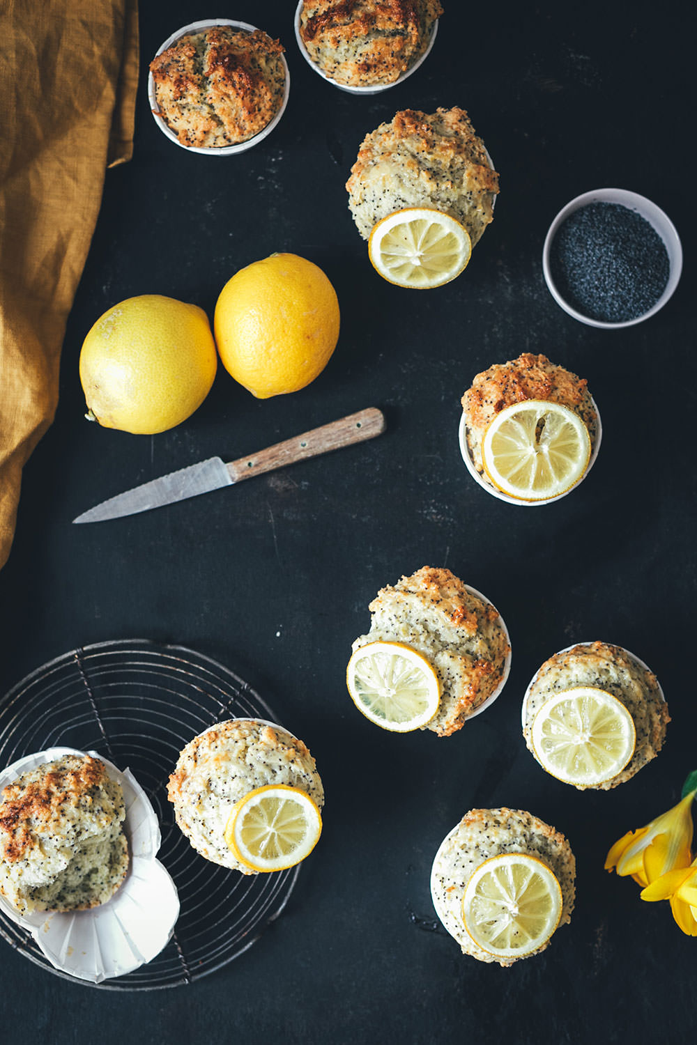 Rezept für Zitronen-Mohn-Muffins | klassische Muffins, schnell und einfach zubereitet und besonders saftig dank Zitronensirup | moeyskitchen.com #muffins #zitronenmohnmuffins #muffinsbacken #zitronenmuffins #zitronensirup #foodblogger #rezepte