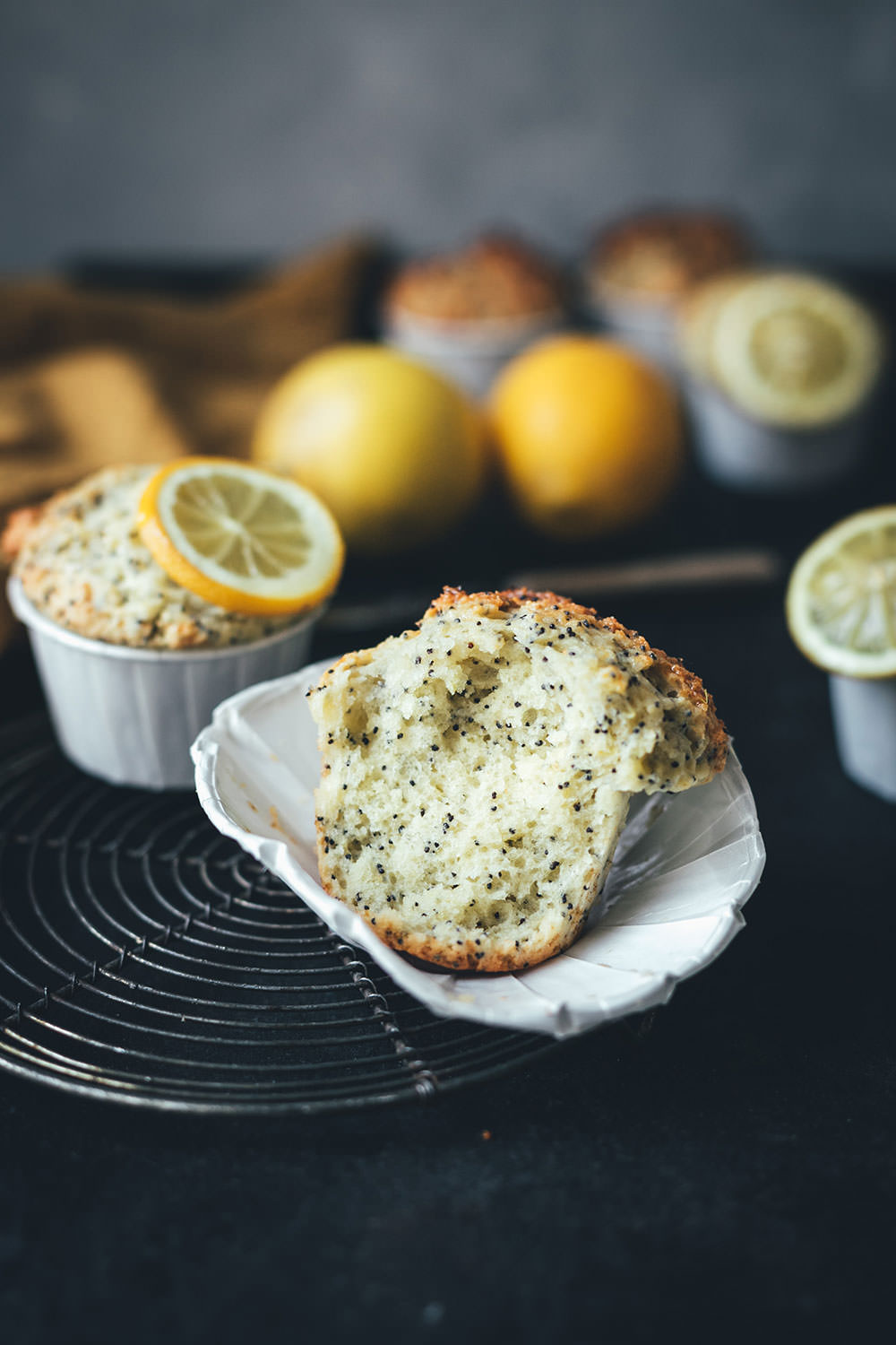 Rezept für Zitronen-Mohn-Muffins | klassische Muffins, schnell und einfach zubereitet und besonders saftig dank Zitronensirup | moeyskitchen.com #muffins #zitronenmohnmuffins #muffinsbacken #zitronenmuffins #zitronensirup #foodblogger #rezepte