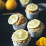 Rezept für Zitronen-Mohn-Muffins | klassische Muffins, schnell und einfach zubereitet und besonders saftig dank Zitronensirup | moeyskitchen.com #muffins #zitronenmohnmuffins #muffinsbacken #zitronenmuffins #zitronensirup #foodblogger #rezepte