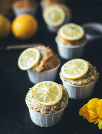 Rezept für Zitronen-Mohn-Muffins | klassische Muffins, schnell und einfach zubereitet und besonders saftig dank Zitronensirup | moeyskitchen.com #muffins #zitronenmohnmuffins #muffinsbacken #zitronenmuffins #zitronensirup #foodblogger #rezepte