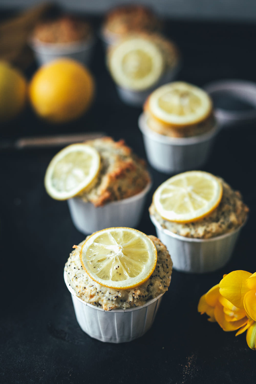 Rezept für Zitronen-Mohn-Muffins | klassische Muffins, schnell und einfach zubereitet und besonders saftig dank Zitronensirup | moeyskitchen.com #muffins #zitronenmohnmuffins #muffinsbacken #zitronenmuffins #zitronensirup #foodblogger #rezepte