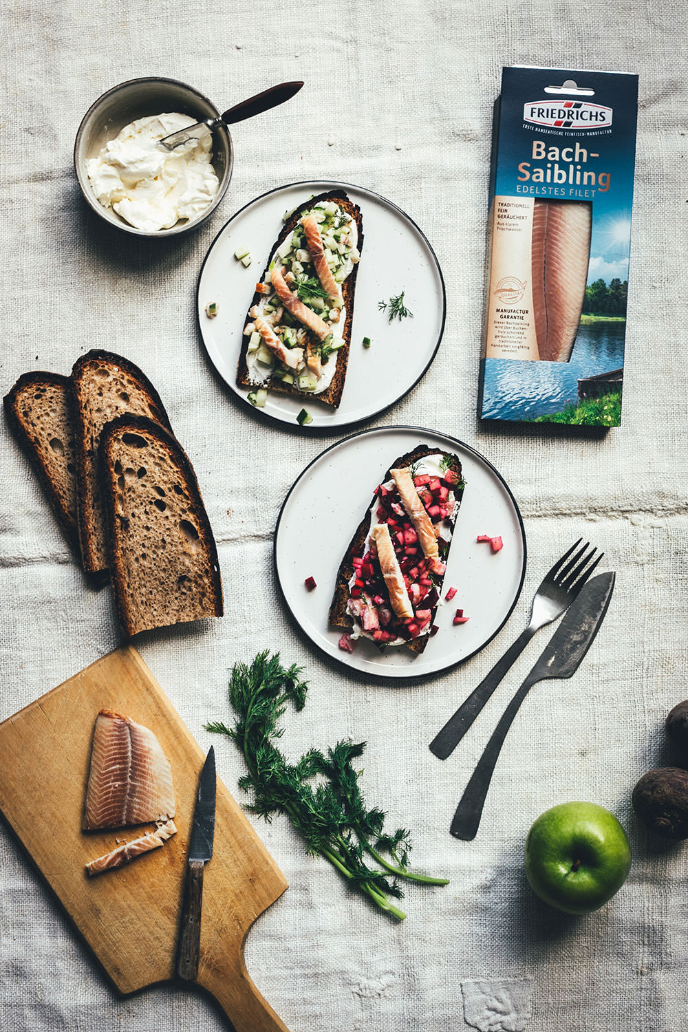 Rezept für belegte Brote mit Meerrettich-Frischkäse und zweierlei Tatar vom geräucherten Bach-Saibling mit Gurke und Apfel oder Rote Bete und Apfel | moeyskitchen.com #bachsaibling #tatar #belegtebrote #saiblingstatar #brunch #frühstück #osterbrunch #foodblogger #rezepte