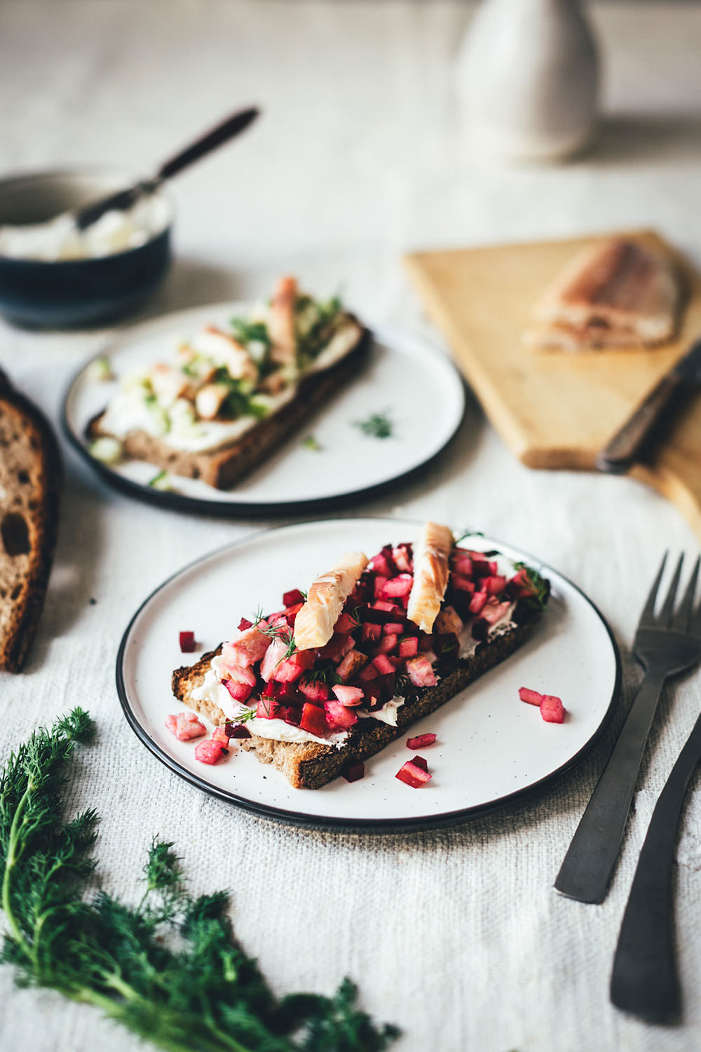 Rezept für belegte Brote mit Meerrettich-Frischkäse und zweierlei Tatar vom geräucherten Bach-Saibling mit Gurke und Apfel oder Rote Bete und Apfel | moeyskitchen.com #bachsaibling #tatar #belegtebrote #saiblingstatar #brunch #frühstück #osterbrunch #foodblogger #rezepte