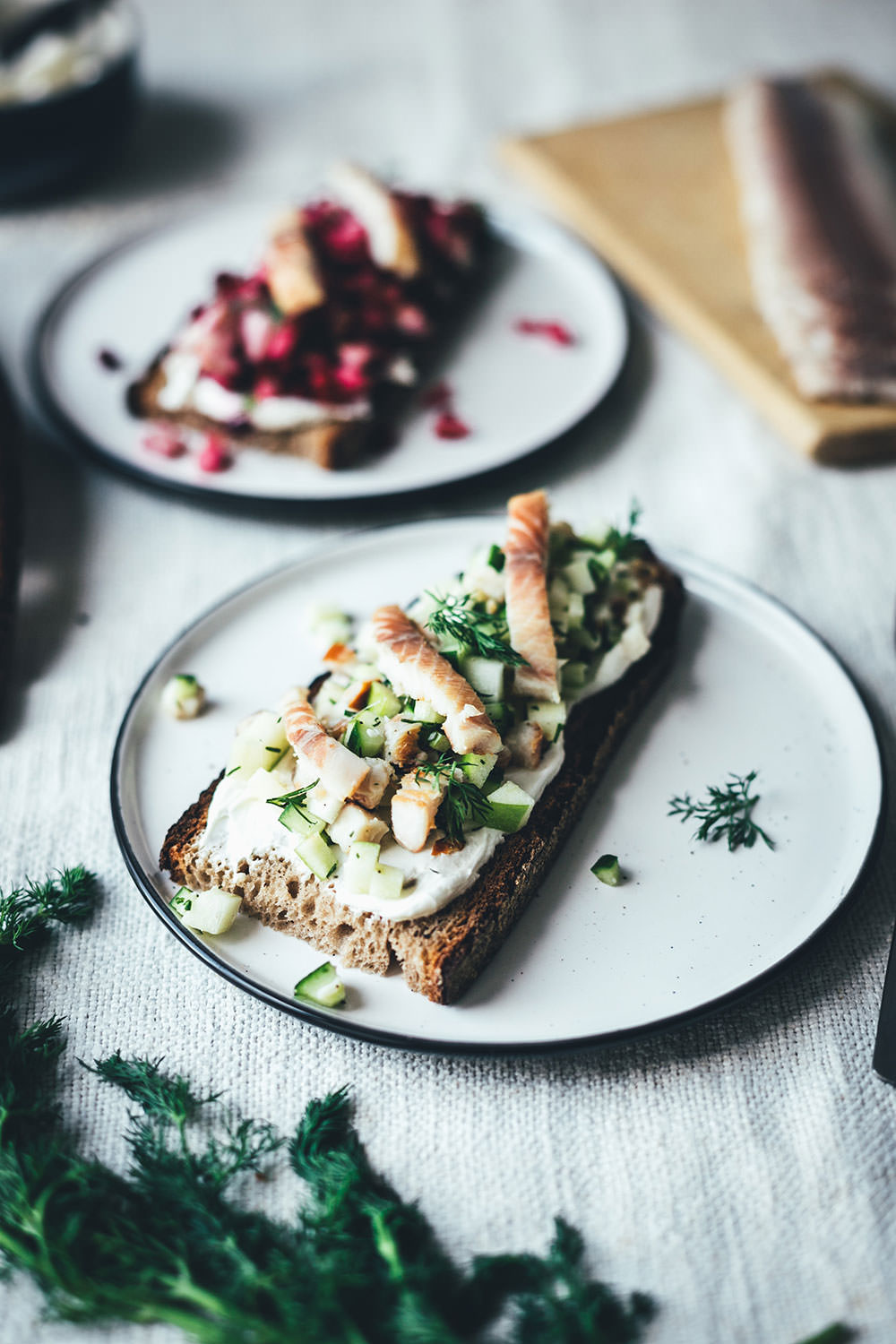 Rezept für belegte Brote mit Meerrettich-Frischkäse und zweierlei Tatar vom geräucherten Bach-Saibling mit Gurke und Apfel oder Rote Bete und Apfel | moeyskitchen.com #bachsaibling #tatar #belegtebrote #saiblingstatar #brunch #frühstück #osterbrunch #foodblogger #rezepte