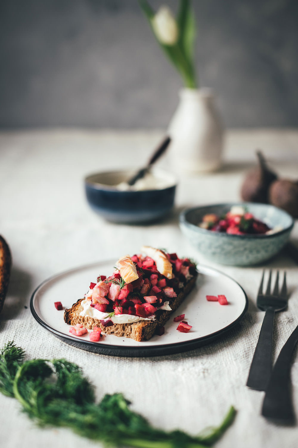 Rezept für belegte Brote mit Meerrettich-Frischkäse und zweierlei Tatar vom geräucherten Bach-Saibling mit Gurke und Apfel oder Rote Bete und Apfel | moeyskitchen.com #bachsaibling #tatar #belegtebrote #saiblingstatar #brunch #frühstück #osterbrunch #foodblogger #rezepte