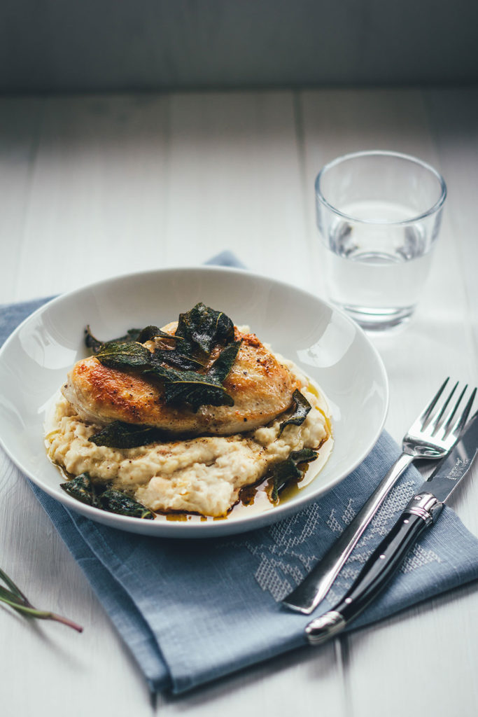 Rezept für Hähnchenbrustfilet mit Bohnen-Ziegenfrischkäse-Püree und Salbeibutter | moeyskitchen.com #hauptgericht #schnellerezepte #feierabendküche #rezepte #foodblogger