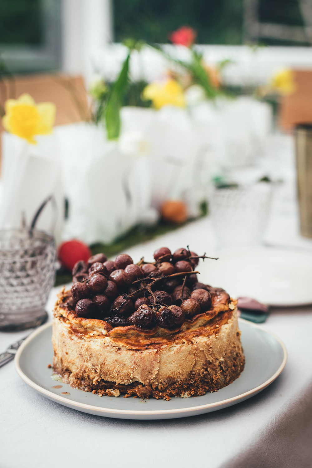 Rezept für herzhaften Käsekuchen mit gerösteten Trauben | 5-Käse-Cheesecake | moeyskitchen.com #cheesecake #käsekuchen #herzhaftbacken #brunch #party #herzhaftercheesecake #rezepte #foodblogger