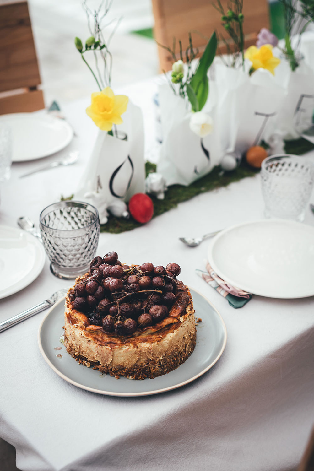 Rezept für herzhaften Käsekuchen mit gerösteten Trauben | 5-Käse-Cheesecake | moeyskitchen.com #cheesecake #käsekuchen #herzhaftbacken #brunch #party #herzhaftercheesecake #rezepte #foodblogger