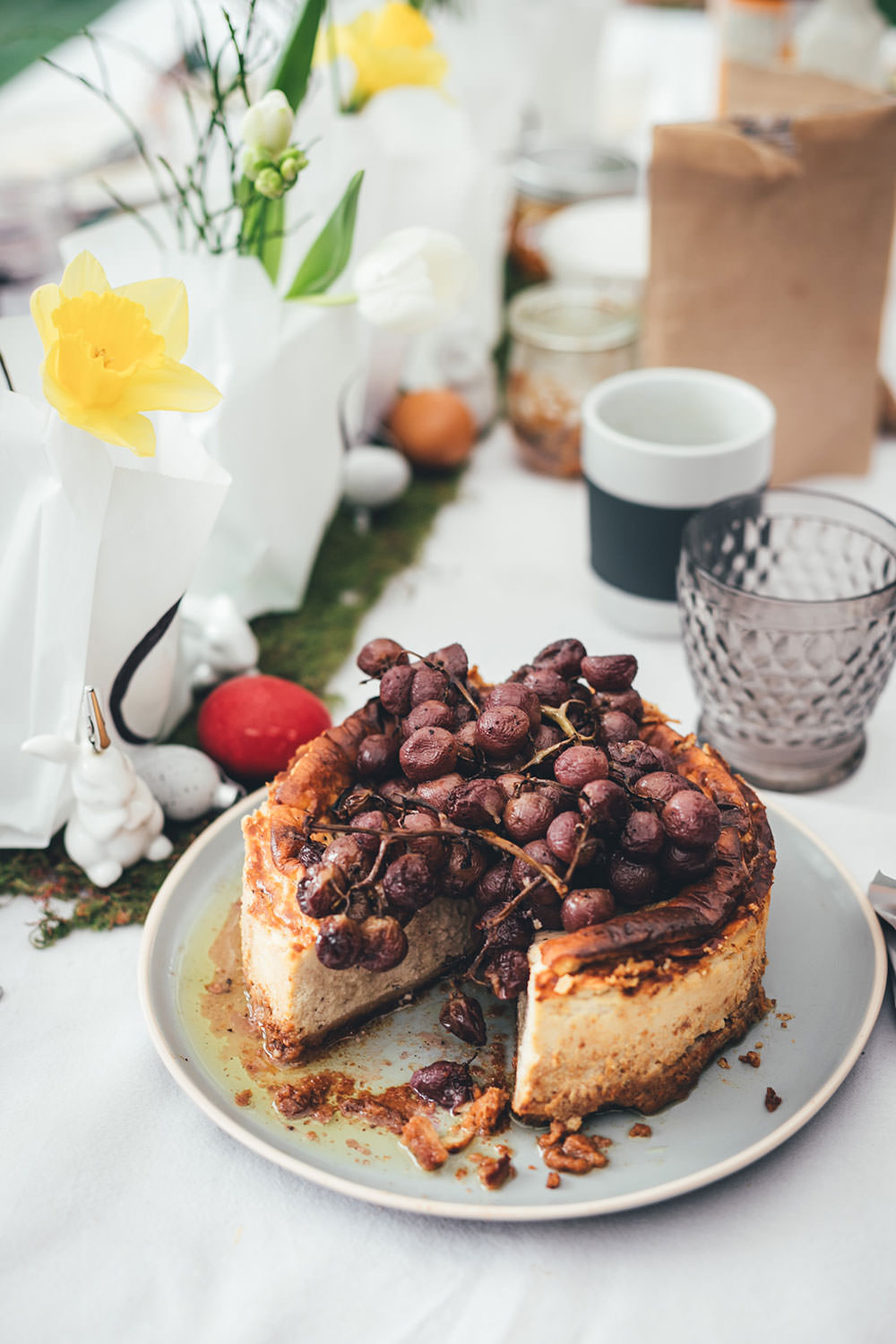 Rezept für herzhaften Käsekuchen mit gerösteten Trauben | 5-Käse-Cheesecake | moeyskitchen.com #cheesecake #käsekuchen #herzhaftbacken #brunch #party #herzhaftercheesecake #rezepte #foodblogger