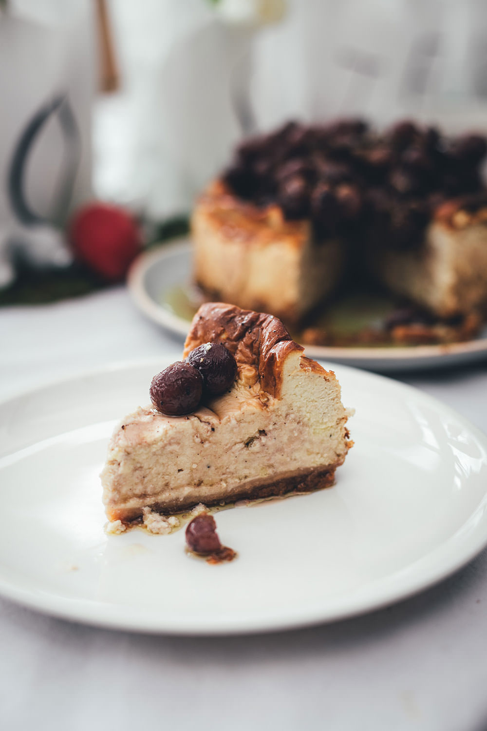Rezept für herzhaften Käsekuchen mit gerösteten Trauben | 5-Käse-Cheesecake | moeyskitchen.com #cheesecake #käsekuchen #herzhaftbacken #brunch #party #herzhaftercheesecake #rezepte #foodblogger