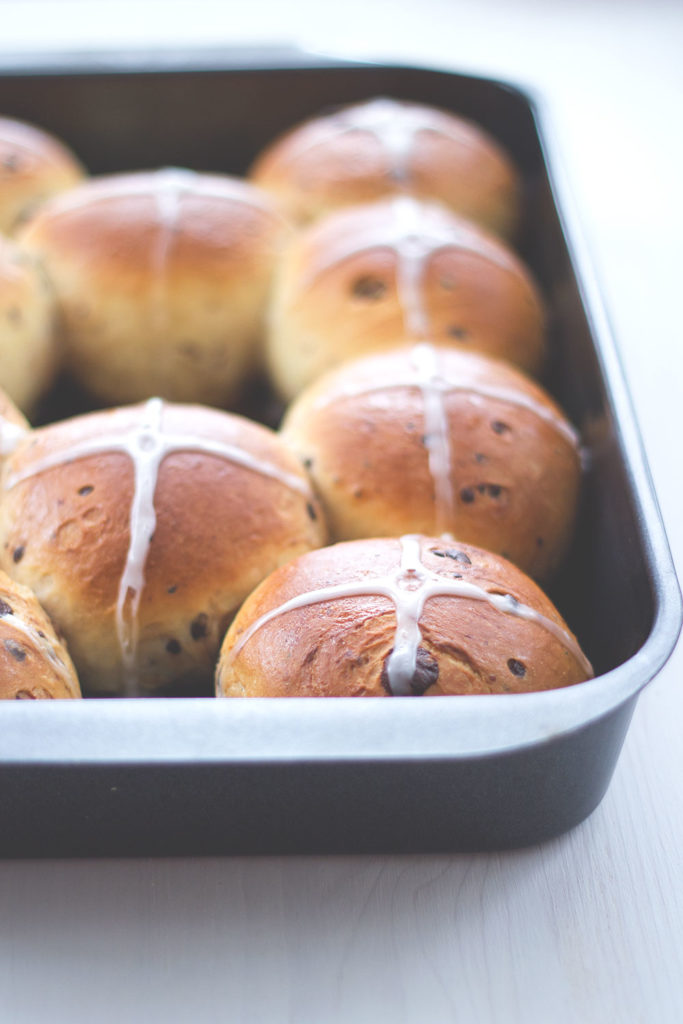 Rezept für Hot Cross Buns oder auch: einfache Schokobrötchen | moeyskitchen.com #schokobrötchen #schokoweckchen #hotcrossbuns #backen #brotbacken #rezepte #foodblogger
