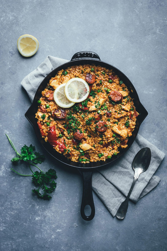 Rezept für leckere und deftige One Pan Paella | moeyskitchen.com #paella #onepan #onepot #reis #schnellerezepte #rezepte #foodblogger