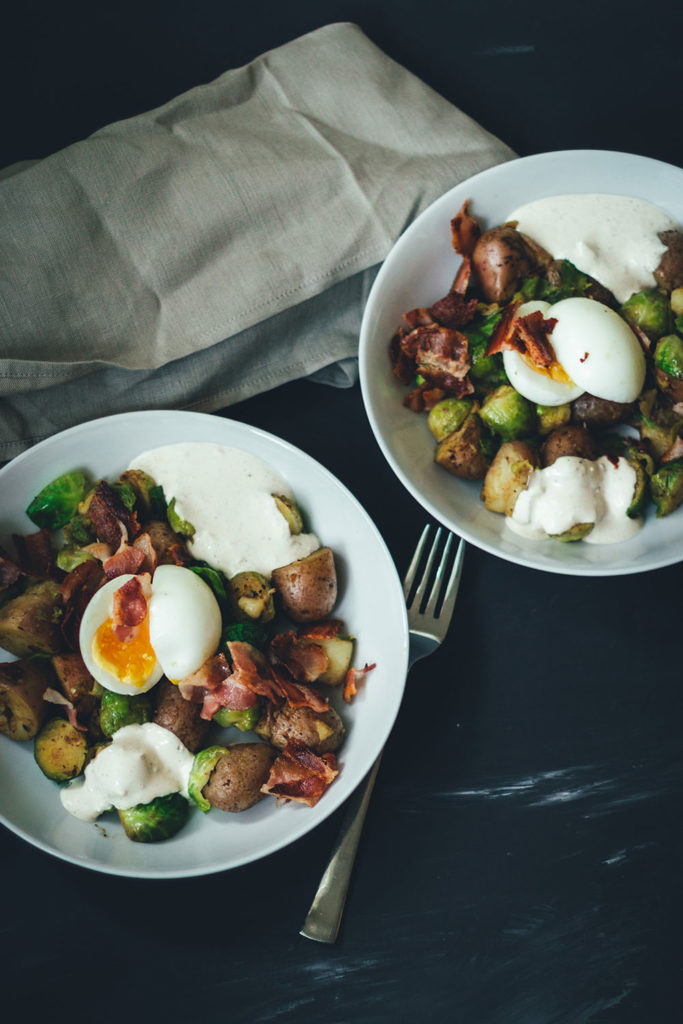 Rezept für Rosenkohl-Kartoffel-Pfanne mit wachsweichem Ei, Bacon und Knoblauch-Schmand | schnelle Feierabendküche für Herbst und Winter | moeyskitchen.com #rosenkohl #kartoffeln #bacon #feierabendküche #schnellerezepte #foodblogger #rezepte #einfacherezepte