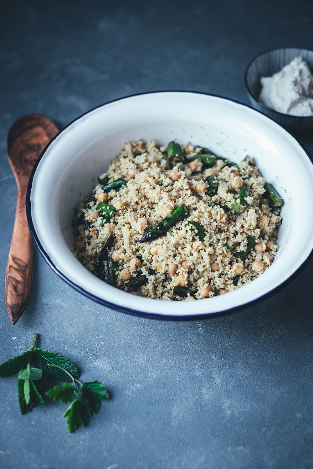 Rezept für Couscous-Salat mit gegrilltem grünem Spargel, Kichererbsen und Feta-Zitronen-Dip | leckere Frühlingsküche für Lunch, Dinner oder als Grillbeilage | moeyskitchen.com #rezepte #foodblogger #couscous #spargel #salat #grillen #bbq #vegetarisch