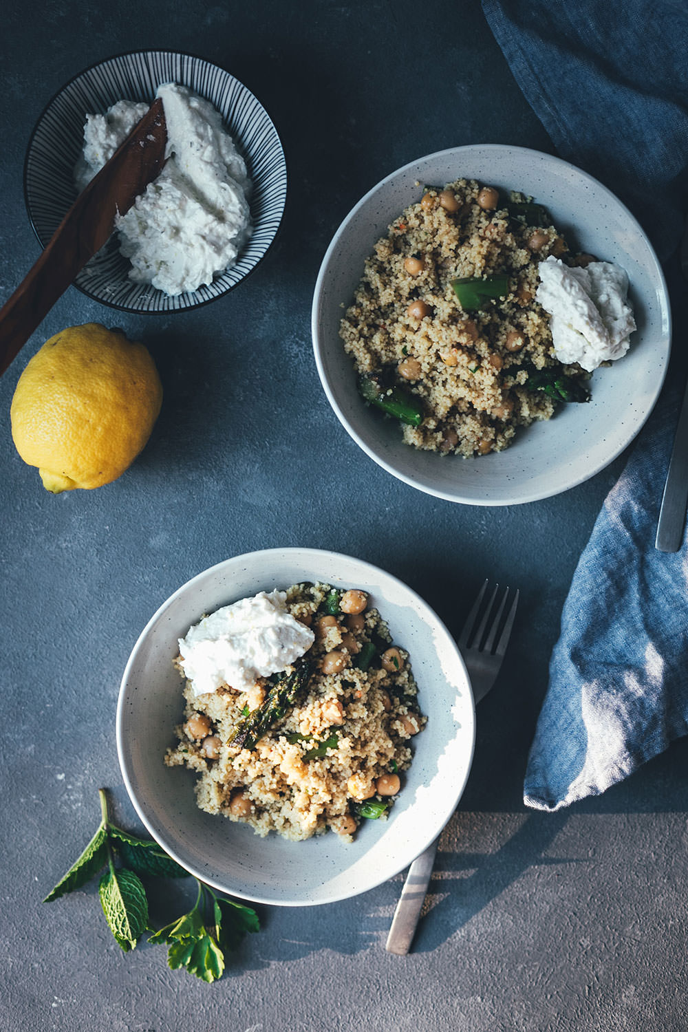 Rezept für Couscous-Salat mit gegrilltem grünem Spargel, Kichererbsen und Feta-Zitronen-Dip | leckere Frühlingsküche für Lunch, Dinner oder als Grillbeilage | moeyskitchen.com #rezepte #foodblogger #couscous #spargel #salat #grillen #bbq #vegetarisch