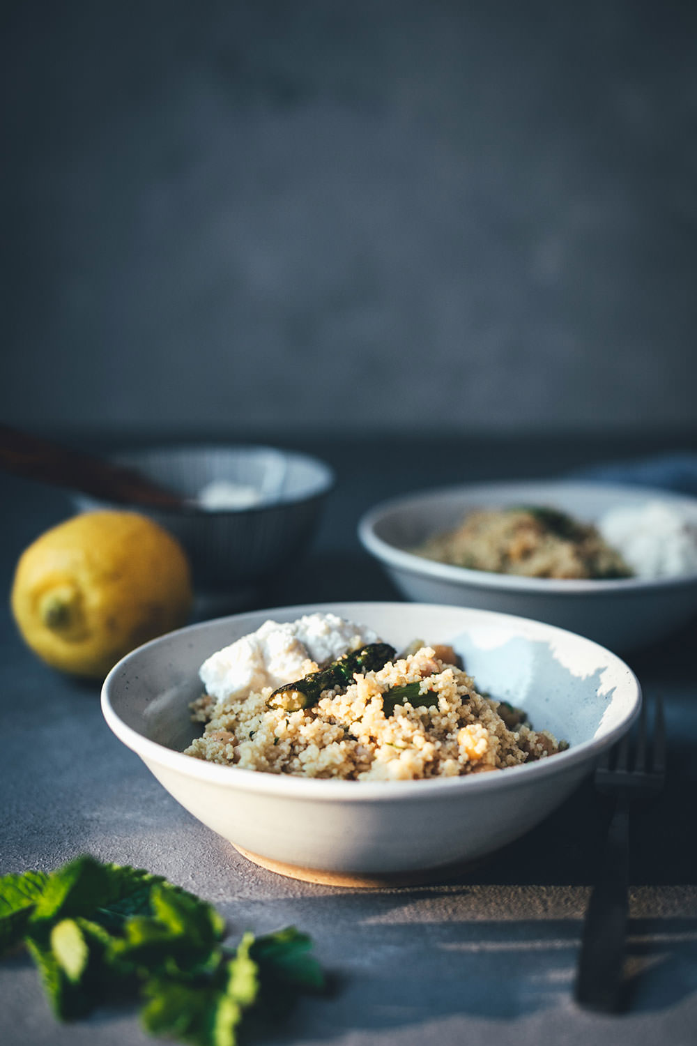 Rezept für Couscous-Salat mit gegrilltem grünem Spargel, Kichererbsen und Feta-Zitronen-Dip | leckere Frühlingsküche für Lunch, Dinner oder als Grillbeilage | moeyskitchen.com #rezepte #foodblogger #couscous #spargel #salat #grillen #bbq #vegetarisch