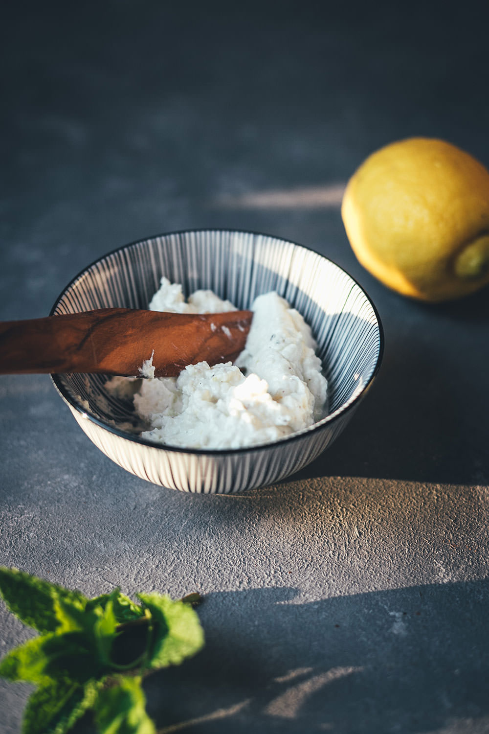 Rezept für Couscous-Salat mit gegrilltem grünem Spargel, Kichererbsen und Feta-Zitronen-Dip | leckere Frühlingsküche für Lunch, Dinner oder als Grillbeilage | moeyskitchen.com #rezepte #foodblogger #couscous #spargel #salat #grillen #bbq #vegetarisch