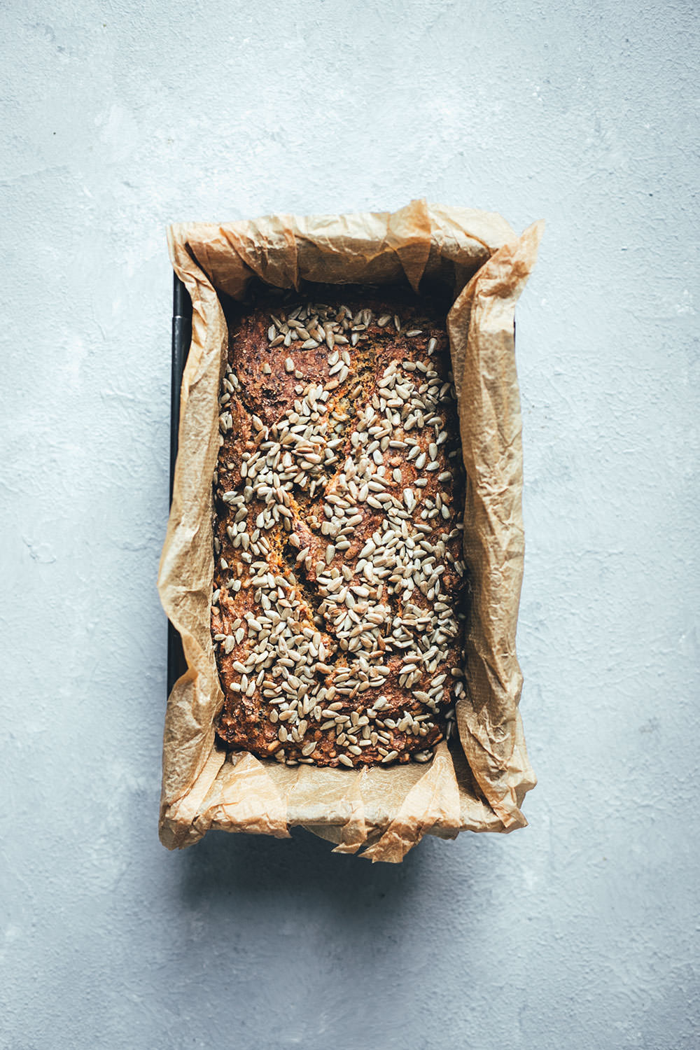 Rezept für Dinkelvollkornbrot mit Möhren, Sonnenblumenkernen, Leinsamen und Joghurt | mit Trockenhefe oder frischer Hefe | mit Dinkelvollkornmehl oder aus ganzen Dinkelkörnern | Rezept mit und ohne Thermomix | moeyskitchen.com #dinkelvollkornbrot #vollkornbrot #dinkelbrot #körnerbrot #kastenbrot #thermomix #tm5 #tm6 #thermomixdonnerstag #thermomixrezepte #rezepte #foodblogger
