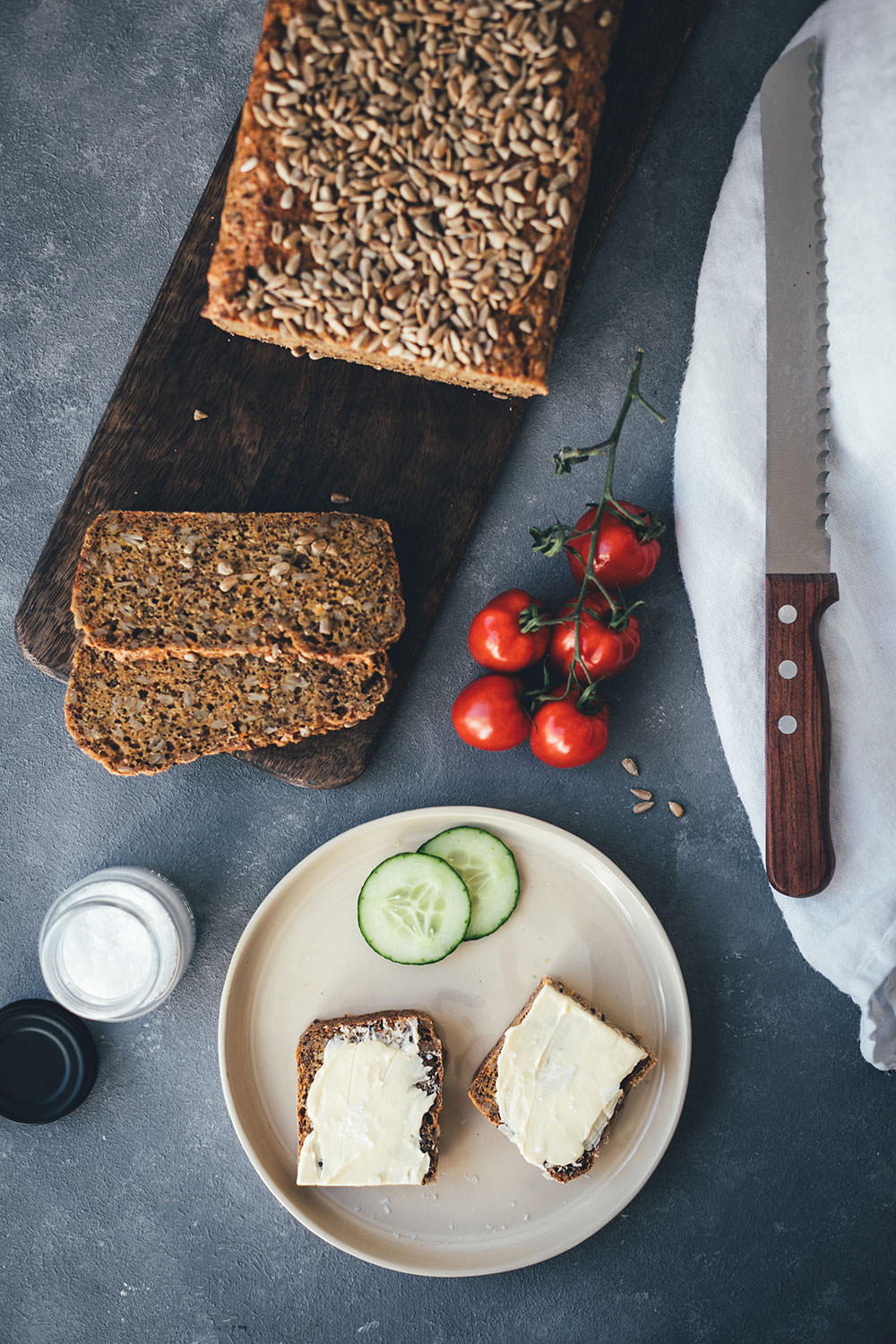 Rezept für Dinkelvollkornbrot mit Möhren, Sonnenblumenkernen, Leinsamen und Joghurt | mit Trockenhefe oder frischer Hefe | mit Dinkelvollkornmehl oder aus ganzen Dinkelkörnern | Rezept mit und ohne Thermomix | moeyskitchen.com #dinkelvollkornbrot #vollkornbrot #dinkelbrot #körnerbrot #kastenbrot #thermomix #tm5 #tm6 #thermomixdonnerstag #thermomixrezepte #rezepte #foodblogger
