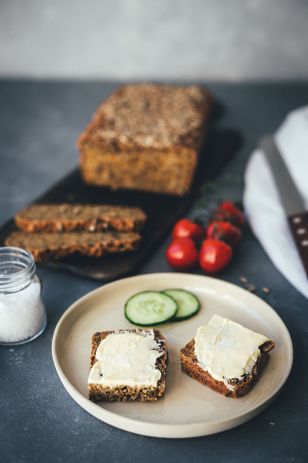 Rezept für Dinkelvollkornbrot mit Möhren, Sonnenblumenkernen, Leinsamen und Joghurt | mit Trockenhefe oder frischer Hefe | mit Dinkelvollkornmehl oder aus ganzen Dinkelkörnern | Rezept mit und ohne Thermomix | moeyskitchen.com #dinkelvollkornbrot #vollkornbrot #dinkelbrot #körnerbrot #kastenbrot #thermomix #tm5 #tm6 #thermomixdonnerstag #thermomixrezepte #rezepte #foodblogger