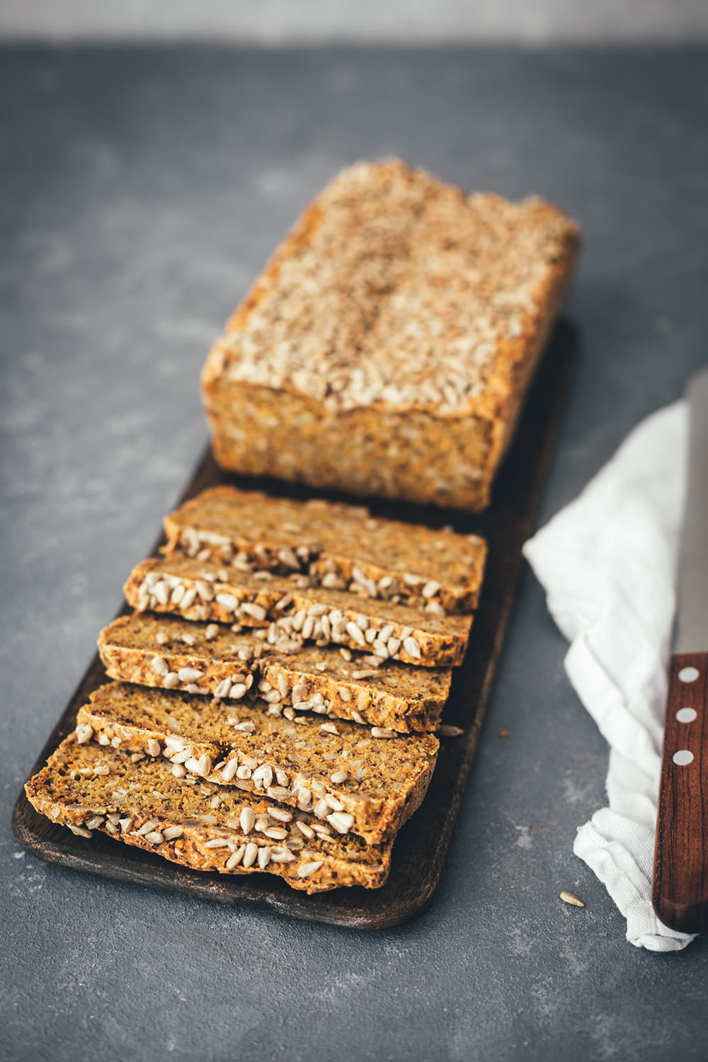 Rezept für Dinkelvollkornbrot mit Möhren, Sonnenblumenkernen, Leinsamen und Joghurt | mit Trockenhefe oder frischer Hefe | mit Dinkelvollkornmehl oder aus ganzen Dinkelkörnern | Rezept mit und ohne Thermomix | moeyskitchen.com #dinkelvollkornbrot #vollkornbrot #dinkelbrot #körnerbrot #kastenbrot #thermomix #tm5 #tm6 #thermomixdonnerstag #thermomixrezepte #rezepte #foodblogger