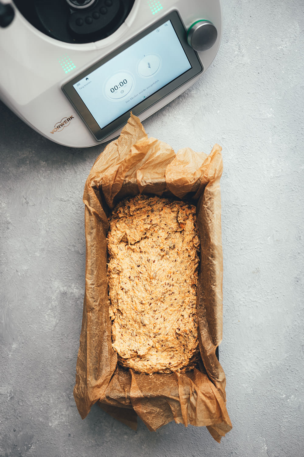 Rezept für Dinkelvollkornbrot mit Möhren, Sonnenblumenkernen, Leinsamen und Joghurt | mit Trockenhefe oder frischer Hefe | mit Dinkelvollkornmehl oder aus ganzen Dinkelkörnern | Rezept mit und ohne Thermomix | moeyskitchen.com #dinkelvollkornbrot #vollkornbrot #dinkelbrot #körnerbrot #kastenbrot #thermomix #tm5 #tm6 #thermomixdonnerstag #thermomixrezepte #rezepte #foodblogger