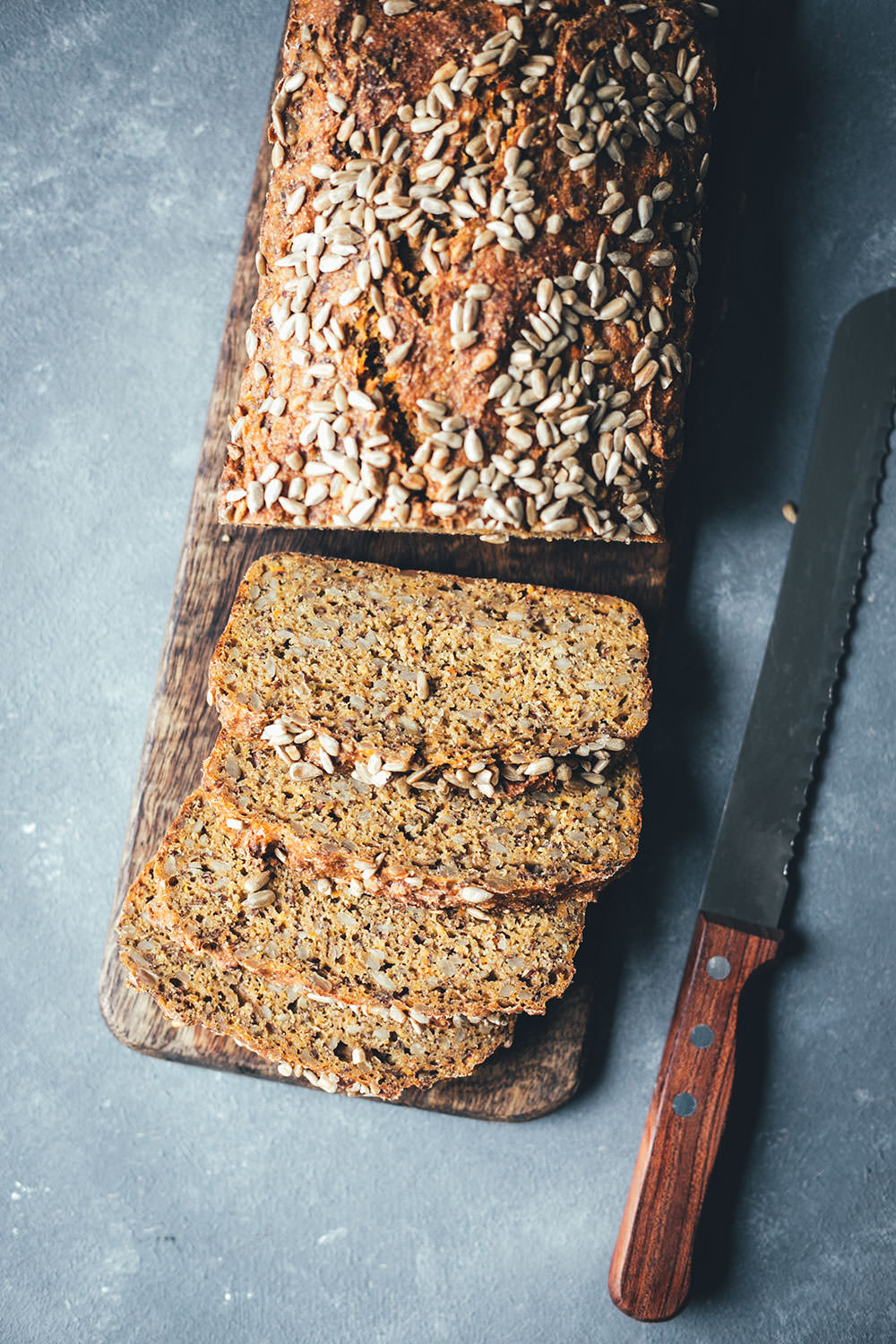 Rezept für Dinkelvollkornbrot mit Möhren, Sonnenblumenkernen, Leinsamen und Joghurt | mit Trockenhefe oder frischer Hefe | mit Dinkelvollkornmehl oder aus ganzen Dinkelkörnern | Rezept mit und ohne Thermomix | moeyskitchen.com #dinkelvollkornbrot #vollkornbrot #dinkelbrot #körnerbrot #kastenbrot #thermomix #tm5 #tm6 #thermomixdonnerstag #thermomixrezepte #rezepte #foodblogger