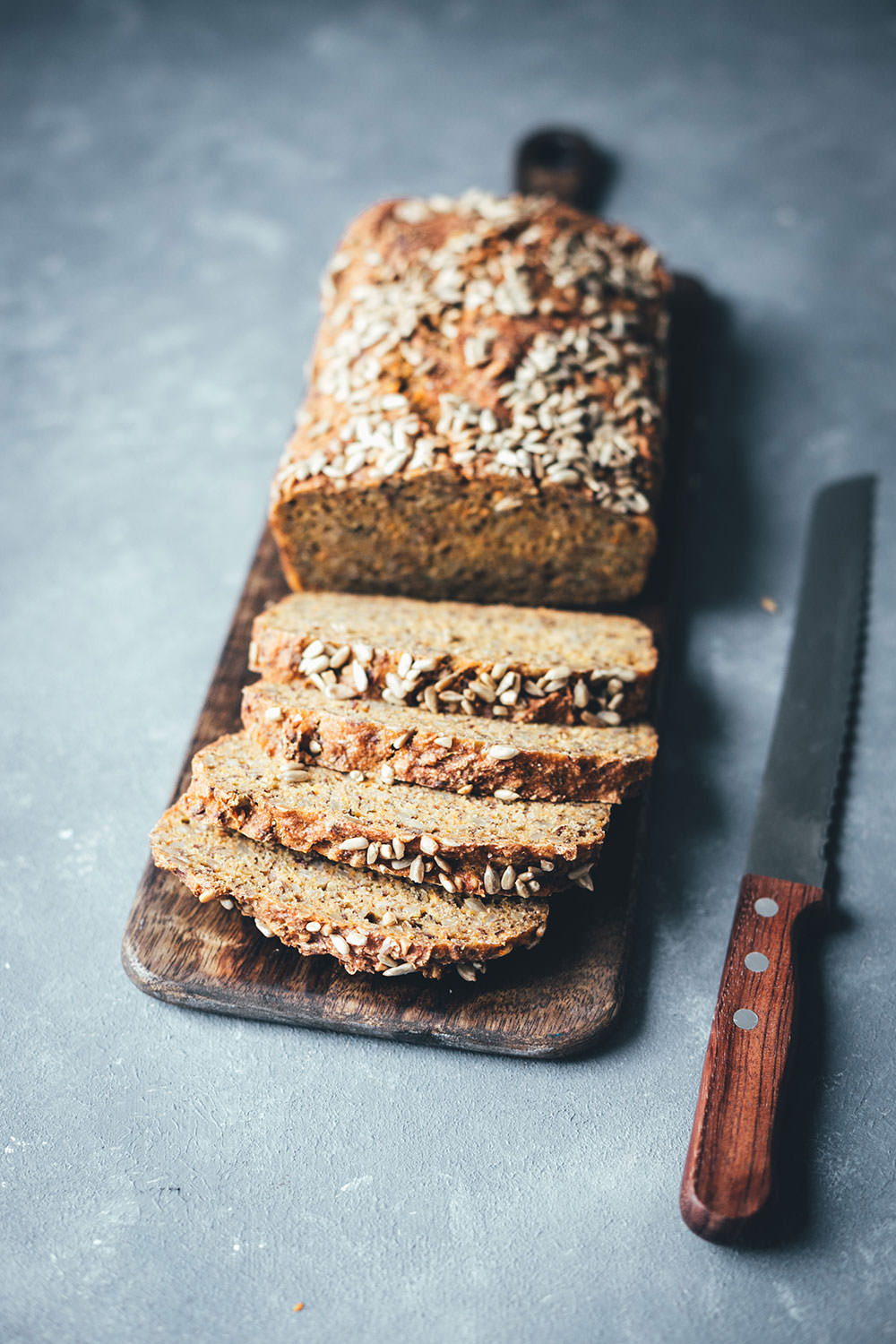 Rezept für Dinkelvollkornbrot mit Möhren, Sonnenblumenkernen, Leinsamen und Joghurt | mit Trockenhefe oder frischer Hefe | mit Dinkelvollkornmehl oder aus ganzen Dinkelkörnern | Rezept mit und ohne Thermomix | moeyskitchen.com #dinkelvollkornbrot #vollkornbrot #dinkelbrot #körnerbrot #kastenbrot #thermomix #tm5 #tm6 #thermomixdonnerstag #thermomixrezepte #rezepte #foodblogger