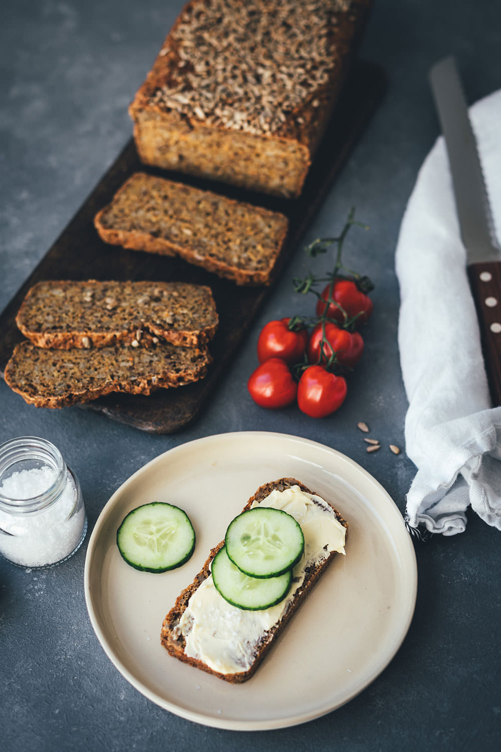 Rezept für Dinkelvollkornbrot mit Möhren, Sonnenblumenkernen, Leinsamen und Joghurt | mit Trockenhefe oder frischer Hefe | mit Dinkelvollkornmehl oder aus ganzen Dinkelkörnern | Rezept mit und ohne Thermomix | moeyskitchen.com #dinkelvollkornbrot #vollkornbrot #dinkelbrot #körnerbrot #kastenbrot #thermomix #tm5 #tm6 #thermomixdonnerstag #thermomixrezepte #rezepte #foodblogger