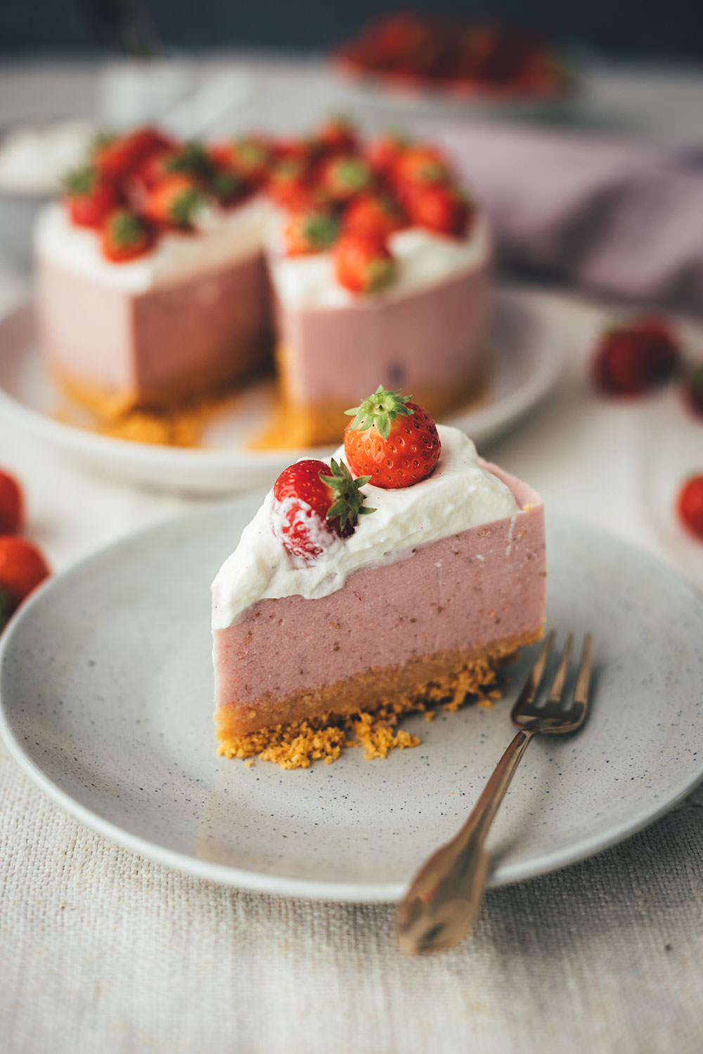 Rezept für Erdbeer Panna Cotta Torte | Kühlschrankkuchen – Kuchen ohne Backen | kleines feines Törtchen für den Sommer | moeyskitchen.com #erdbeerkuchen #erdbeertorte #erdbeeren #pannacotta #erdbeerpannacottatorte #kühlschrankkuchen #kühlschranktorte #tmdonnerstag #thermomix #tm5 #tm6 #tm31 #rezepte #foodblogger